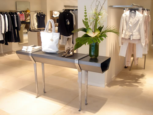 Table HOPE mise en situation au sein de l'enseigne de prêt-à-porter MAX MARA (1)