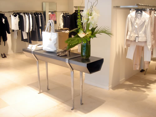 Table HOPE mise en situation au sein de l'enseigne de prêt-à-porter MAX MARA (2)